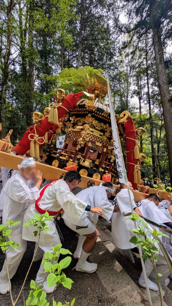 神輿（みこし）を担ぐ伝統行事の様子